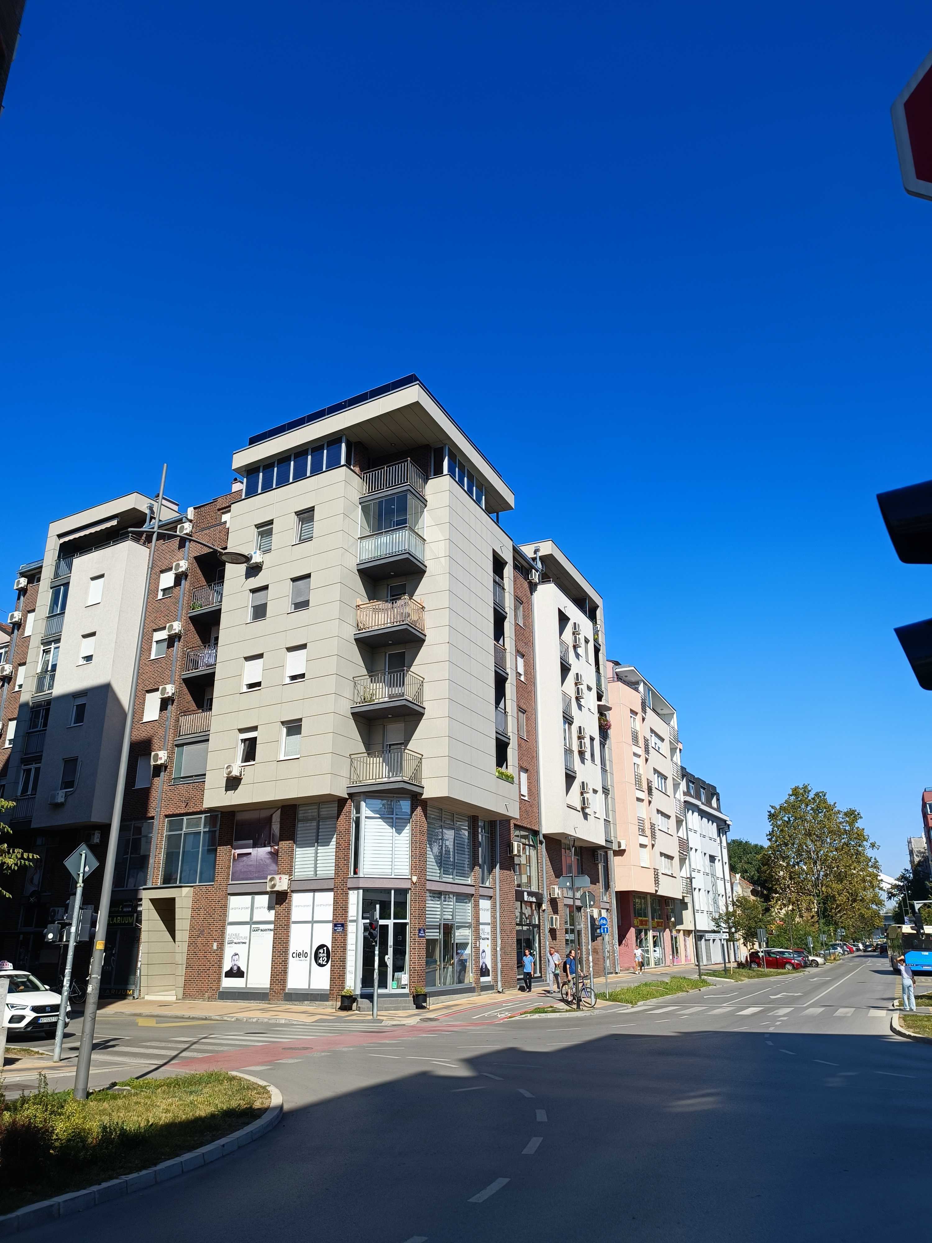 Izuzetno lep stan u kvalitetnoj zgradi  centar Novog Sada 5