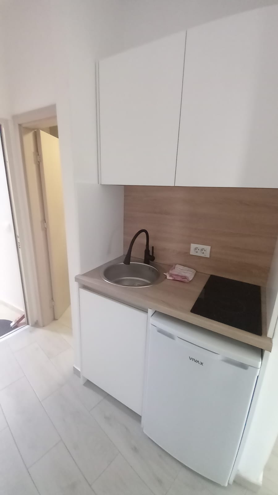 Sutomre  nova garsonjera  400m od plaže 3