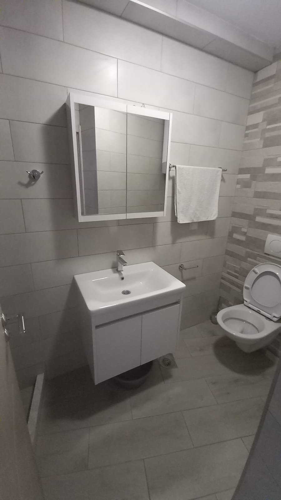 Sutomre  nova garsonjera  400m od plaže 4