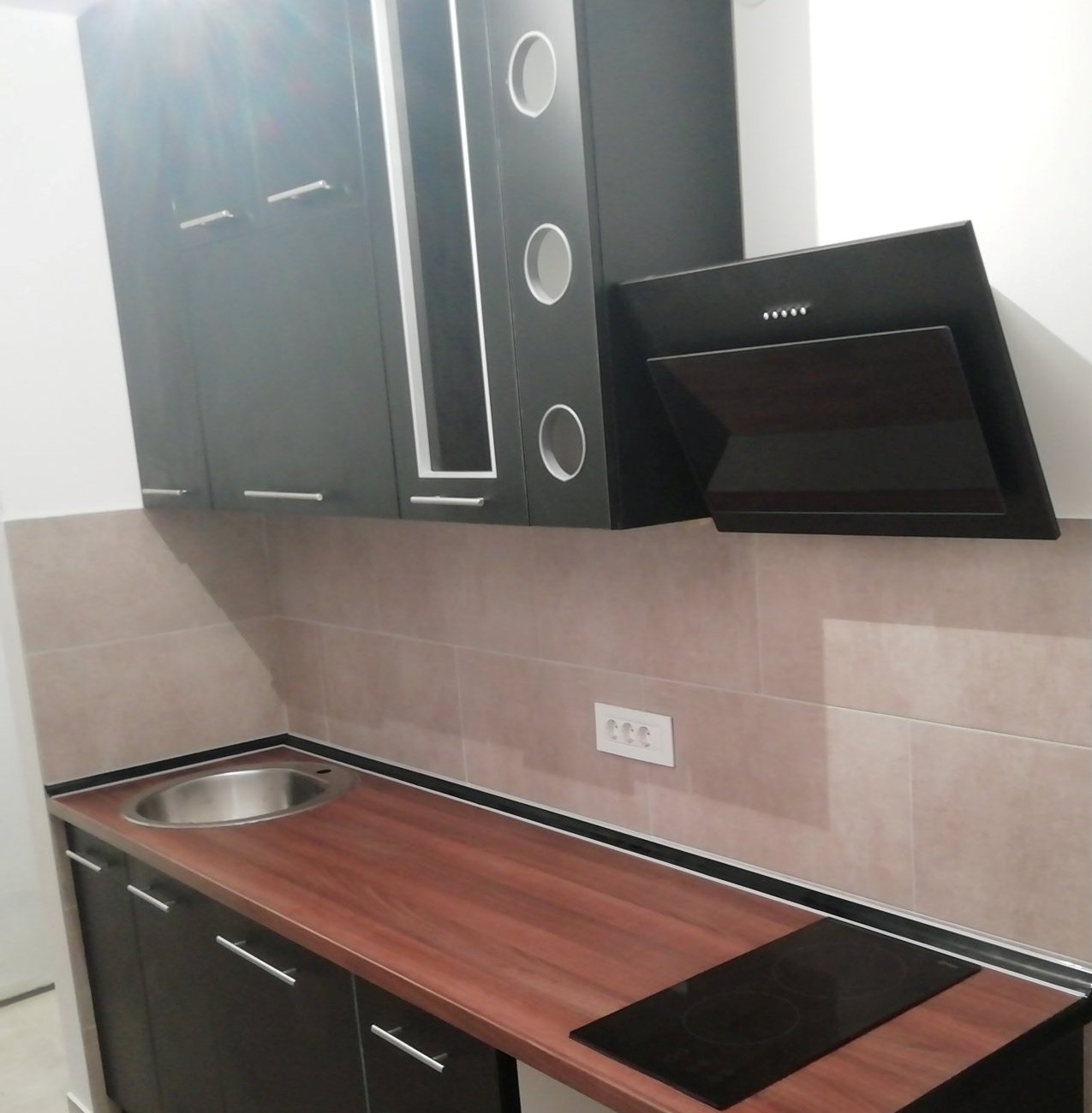 Izdajem jednoiposoban stan u centru Niša 4