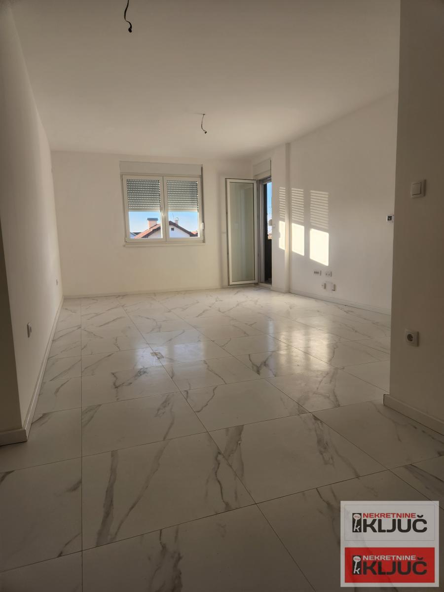 KOD LIPOV GAJ-A, 79 m2+ krovna terasa, Trosoban, Vila, Namešten 1