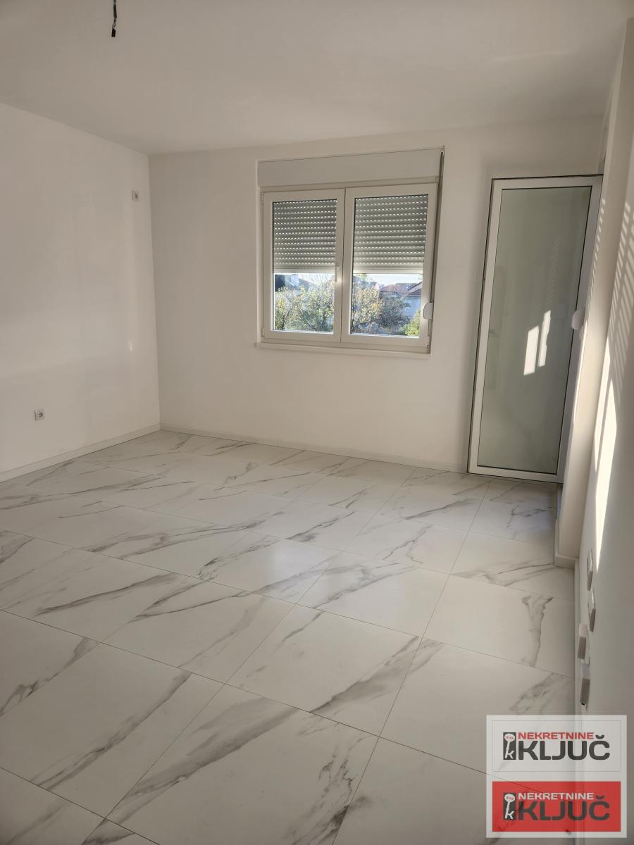 KOD LIPOV GAJ-A, 79 m2+ krovna terasa, Trosoban, Vila, Namešten 2