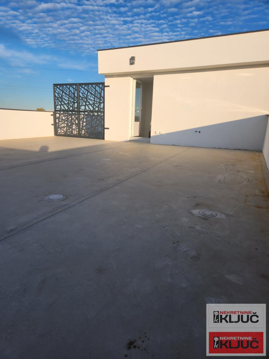 KOD LIPOV GAJ-A, 79 m2+ krovna terasa, Trosoban, Vila, Namešten 3