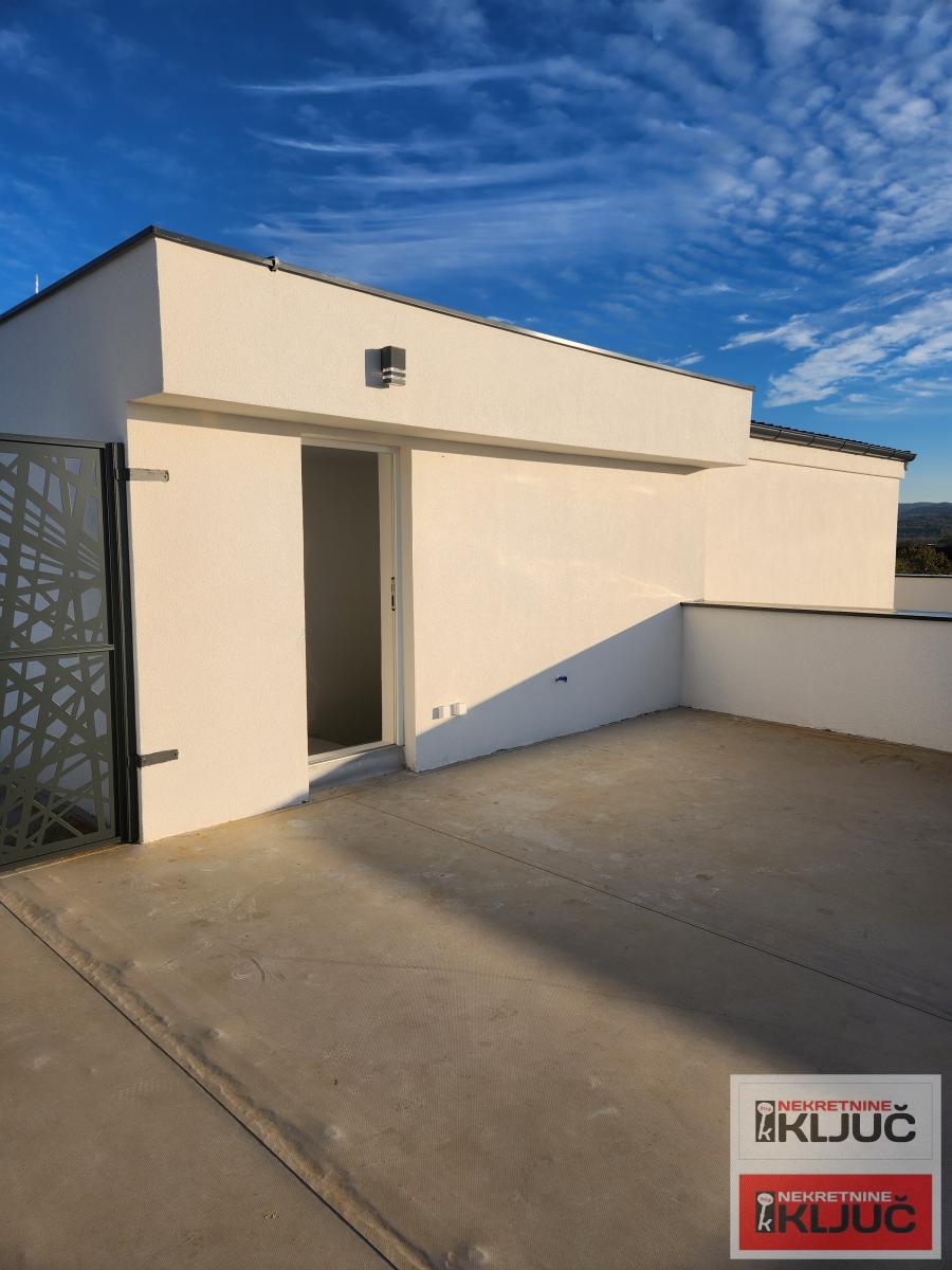 KOD LIPOV GAJ-A, 79 m2+ krovna terasa, Trosoban, Vila, Namešten 4