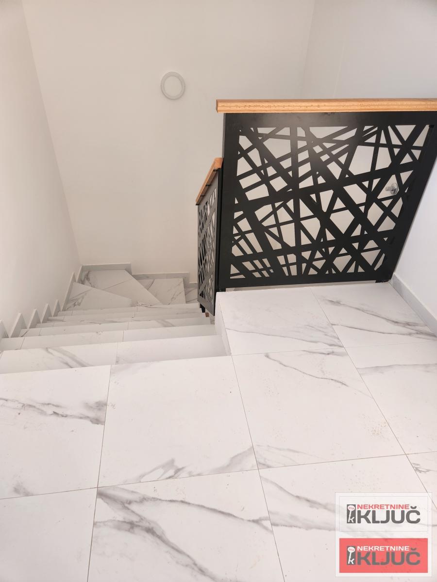 KOD LIPOV GAJ-A, 79 m2+ krovna terasa, Trosoban, Vila, Namešten 6