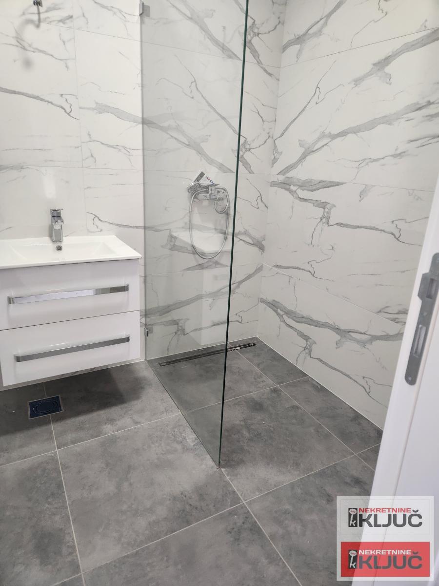 KOD LIPOV GAJ-A, 79 m2+ krovna terasa, Trosoban, Vila, Namešten 10