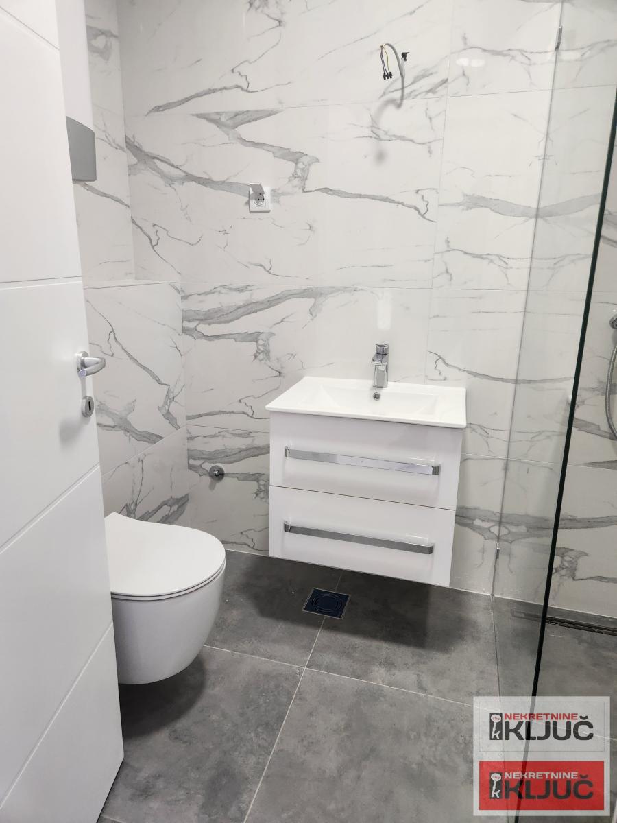 KOD LIPOV GAJ-A, 79 m2+ krovna terasa, Trosoban, Vila, Namešten 11