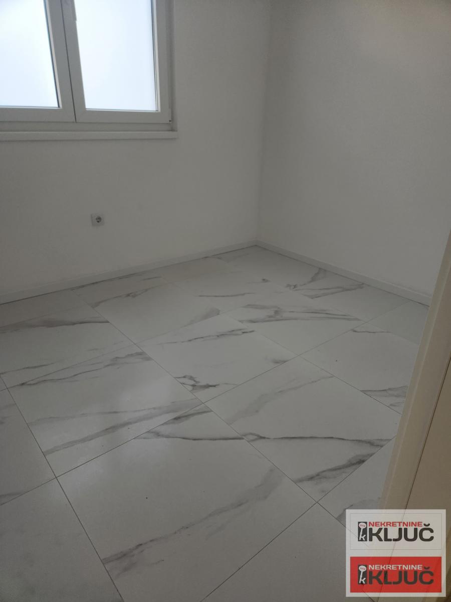 KOD LIPOV GAJ-A, 79 m2+ krovna terasa, Trosoban, Vila, Namešten 13