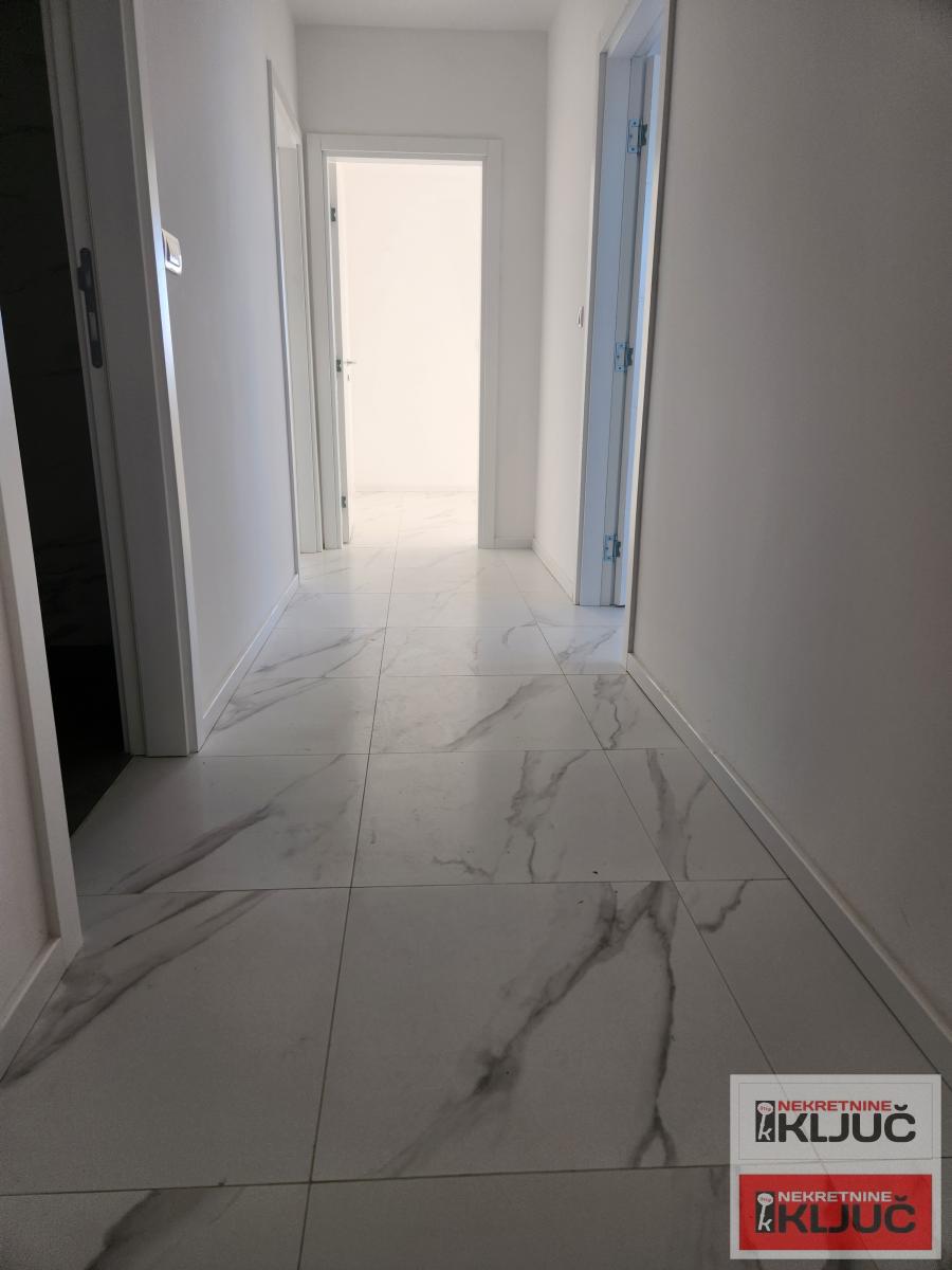 KOD LIPOV GAJ-A, 79 m2+ krovna terasa, Trosoban, Vila, Namešten 9