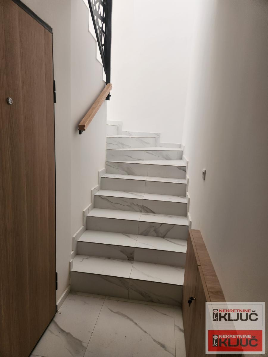 KOD LIPOV GAJ-A, 79 m2+ krovna terasa, Trosoban, Vila, Namešten 24