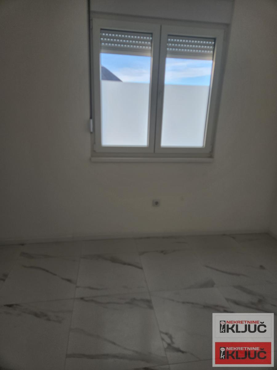 KOD LIPOV GAJ-A, 79 m2+ krovna terasa, Trosoban, Vila, Namešten 14