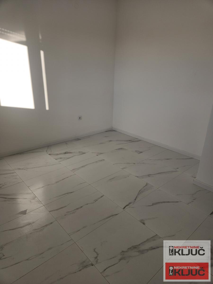 KOD LIPOV GAJ-A, 79 m2+ krovna terasa, Trosoban, Vila, Namešten 17