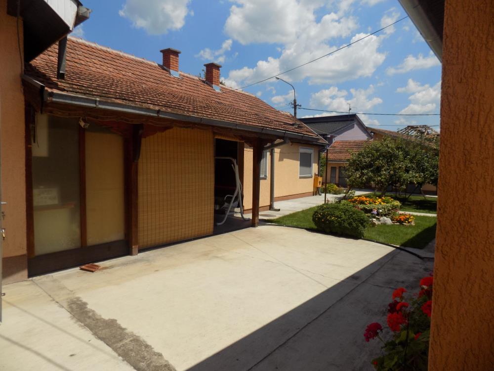 3 kuće u dvoruštu/Kružni tok 25