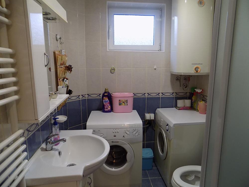 Dve kuće sa poslovnim prostorom 15