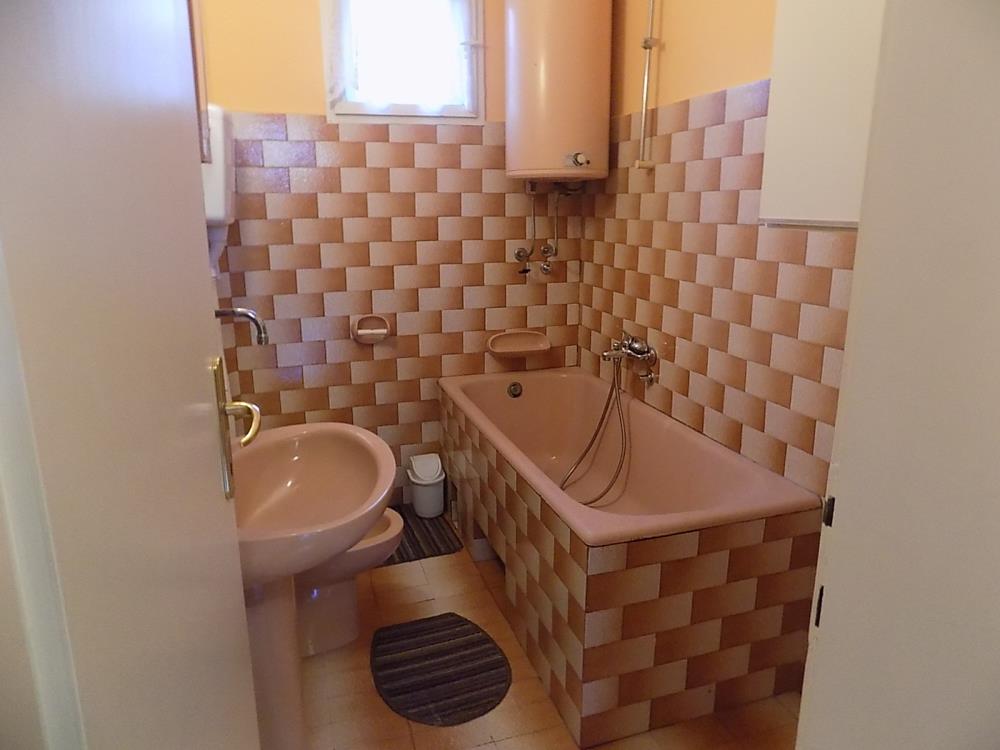 Dve kuće sa poslovnim prostorom 17