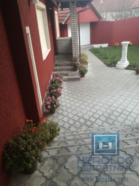 Dve kuće sa poslovnim prostorom 18