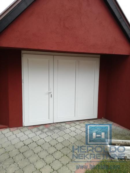 Dve kuće sa poslovnim prostorom 19