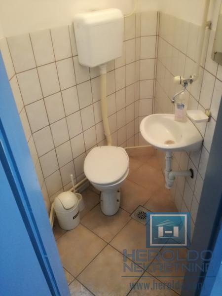 Dve kuće sa poslovnim prostorom 22