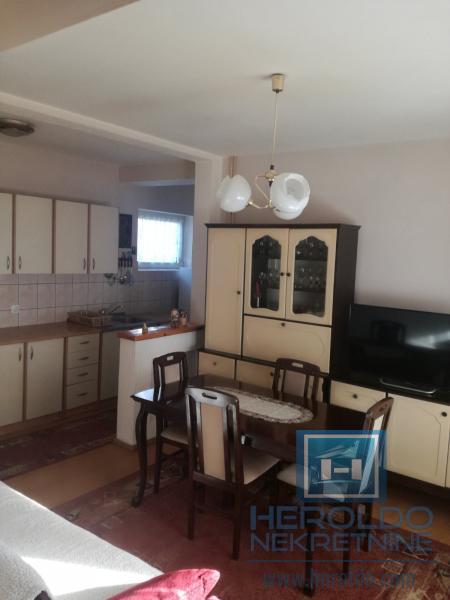 Dve kuće sa poslovnim prostorom 23