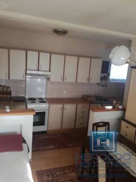 Dve kuće sa poslovnim prostorom 24