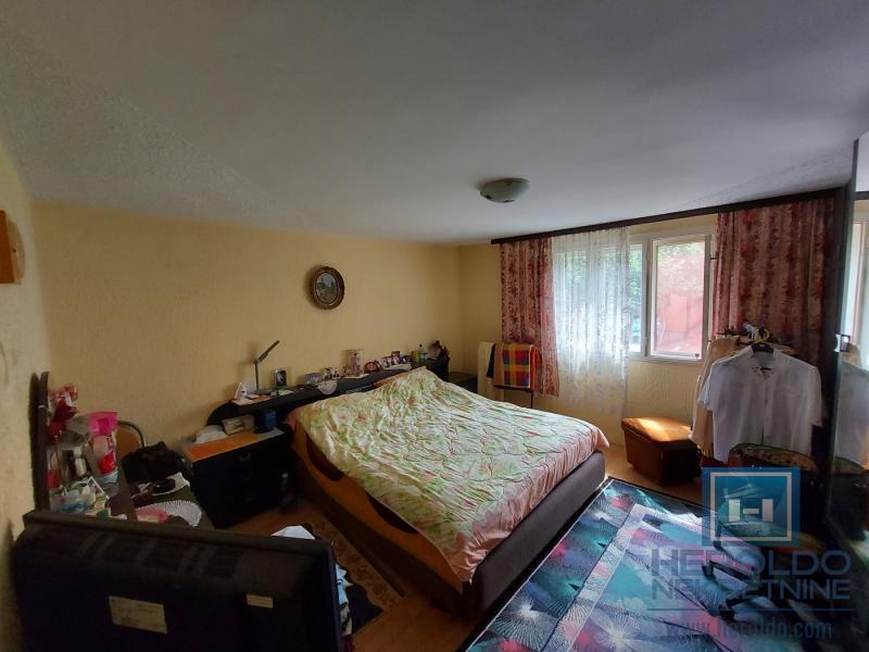 Dve kuće ukupne povrsine 198m2 na placu od 8a u selu Rakitovo 27