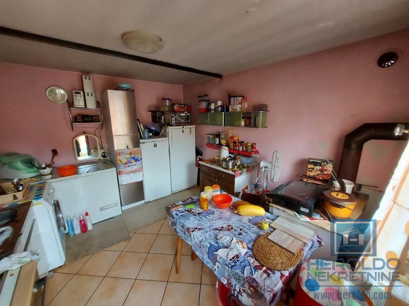 Dve kuće ukupne povrsine 198m2 na placu od 8a u selu Rakitovo 31