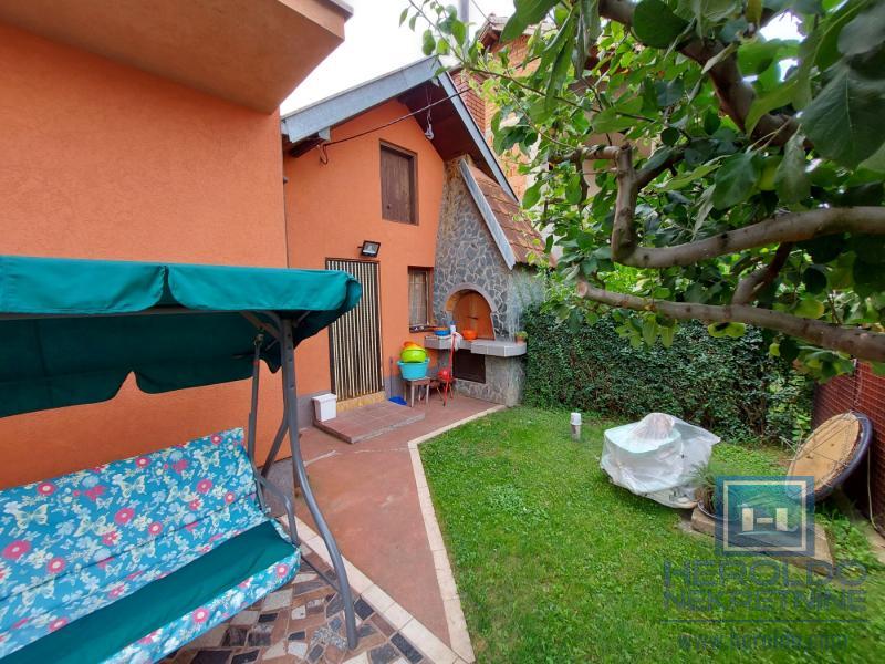 Dve kuće ukupne povrsine 198m2 na placu od 8a u selu Rakitovo 32