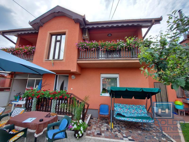 Dve kuće ukupne povrsine 198m2 na placu od 8a u selu Rakitovo 2