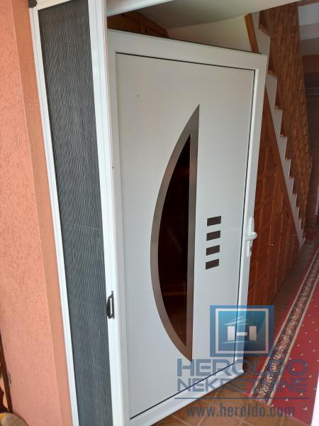 Dve kuće ukupne povrsine 198m2 na placu od 8a u selu Rakitovo 5