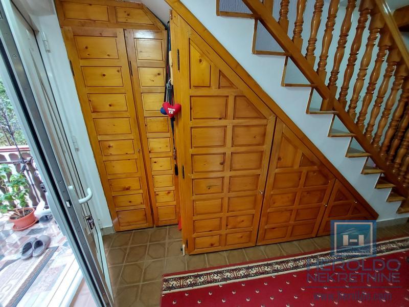 Dve kuće ukupne povrsine 198m2 na placu od 8a u selu Rakitovo 6