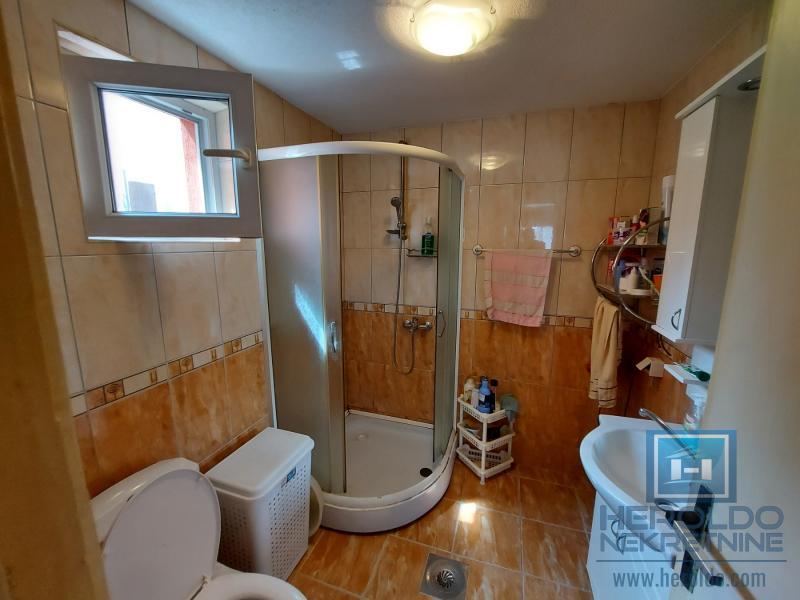 Dve kuće ukupne povrsine 198m2 na placu od 8a u selu Rakitovo 21