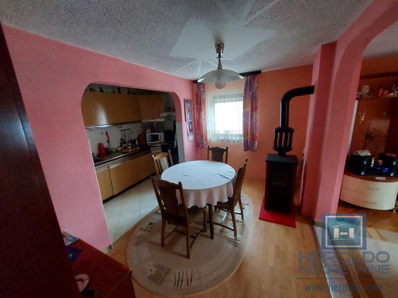 Dve kuće ukupne povrsine 198m2 na placu od 8a u selu Rakitovo 22