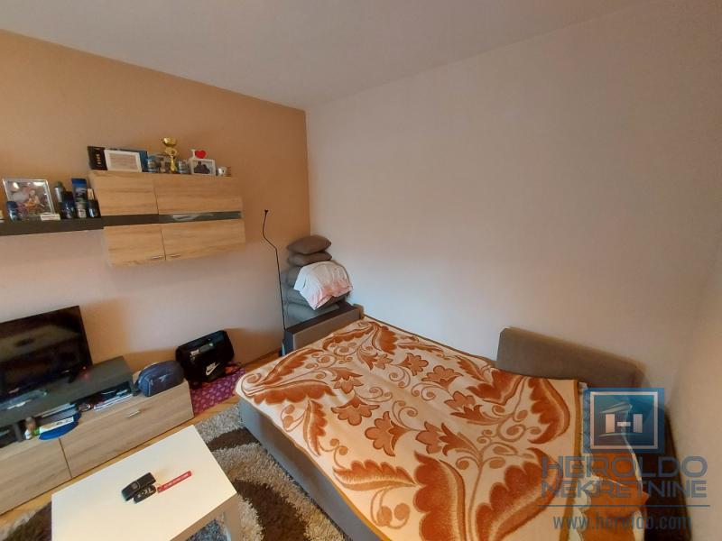 Dve kuće ukupne povrsine 198m2 na placu od 8a u selu Rakitovo 11