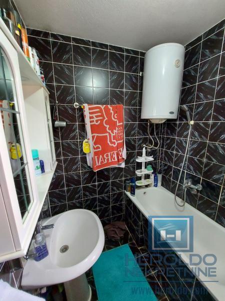 Dve kuće ukupne povrsine 198m2 na placu od 8a u selu Rakitovo 14