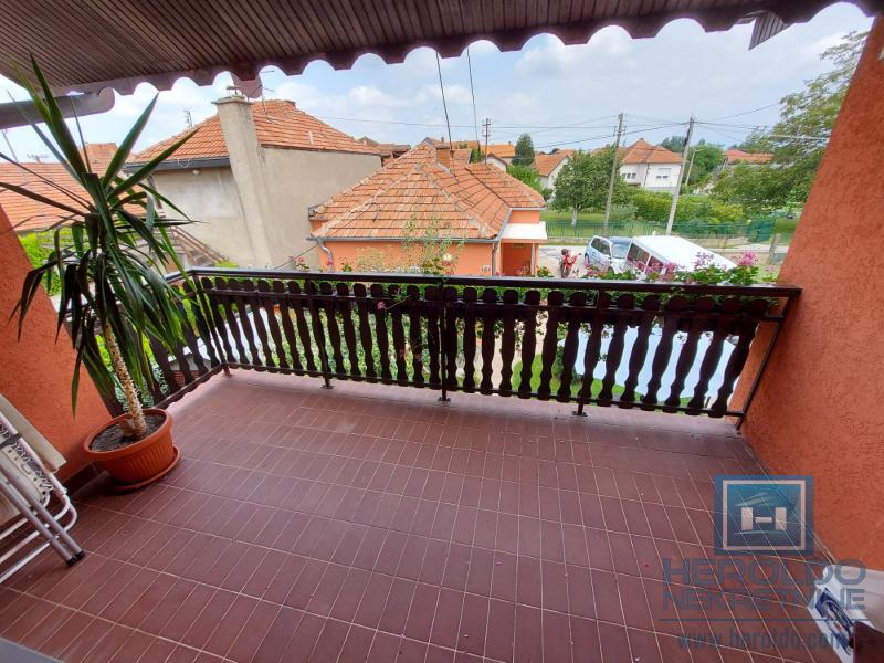 Dve kuće ukupne povrsine 198m2 na placu od 8a u selu Rakitovo 17