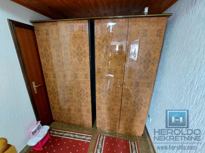 Dve kuće ukupne povrsine 198m2 na placu od 8a u selu Rakitovo 18