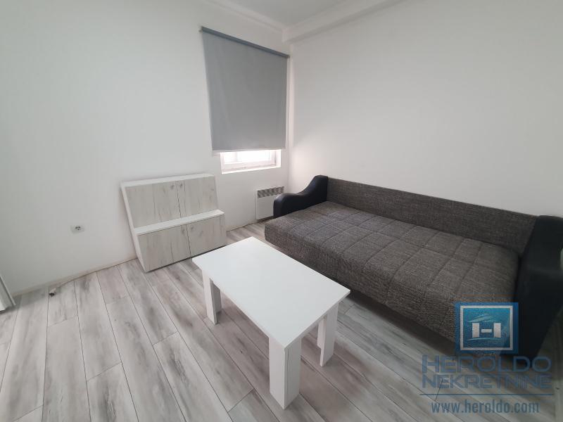 Dvoiposoban stan u prostranom dvorištu 11