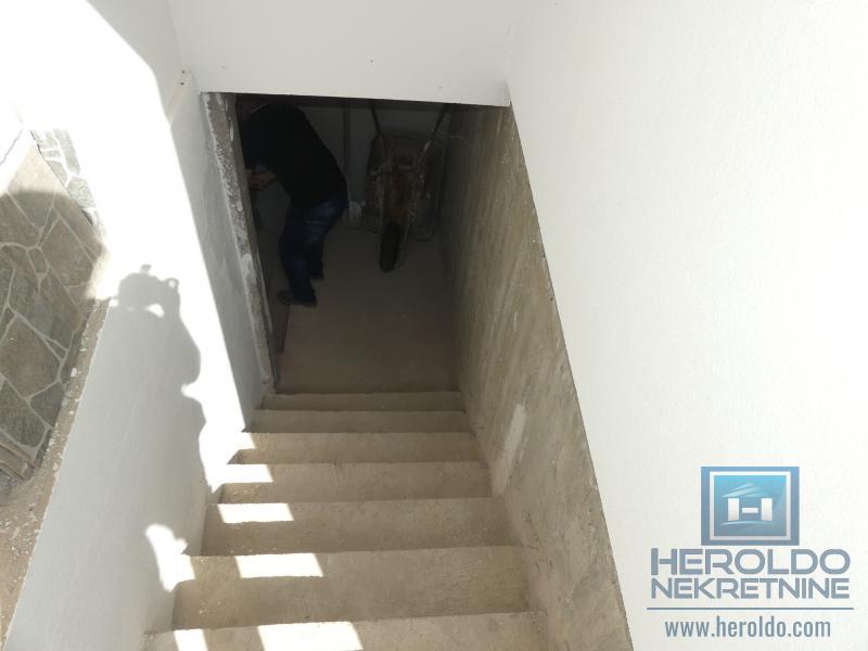 Dvoiposoban stan u prostranom dvorištu 12