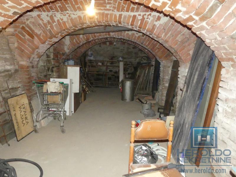 Dvoiposoban stan u prostranom dvorištu 13