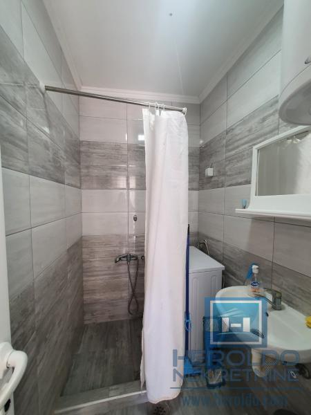 Dvoiposoban stan u prostranom dvorištu 14