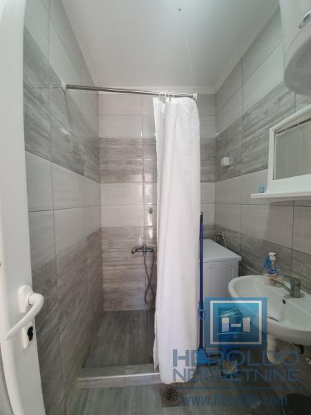 Dvoiposoban stan u prostranom dvorištu 15