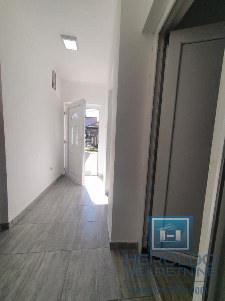 Dvoiposoban stan u prostranom dvorištu 16