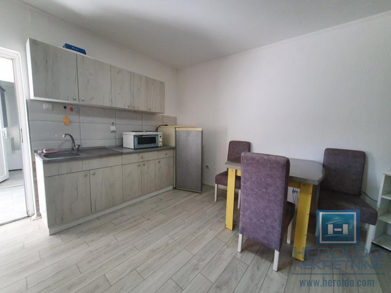 Dvoiposoban stan u prostranom dvorištu 2