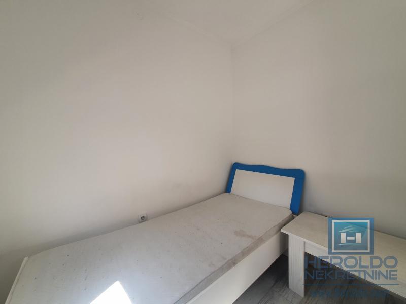 Dvoiposoban stan u prostranom dvorištu 6