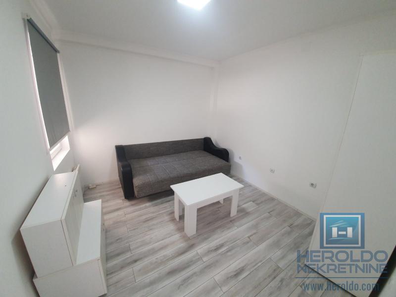 Dvoiposoban stan u prostranom dvorištu 9