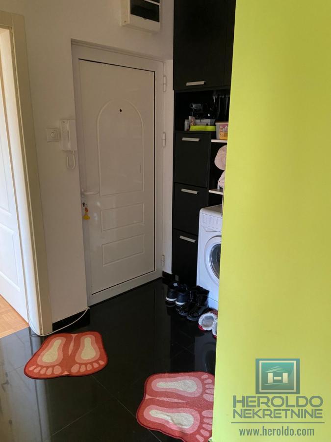 Dvosoban renoviran stan  I zona centara grada 8