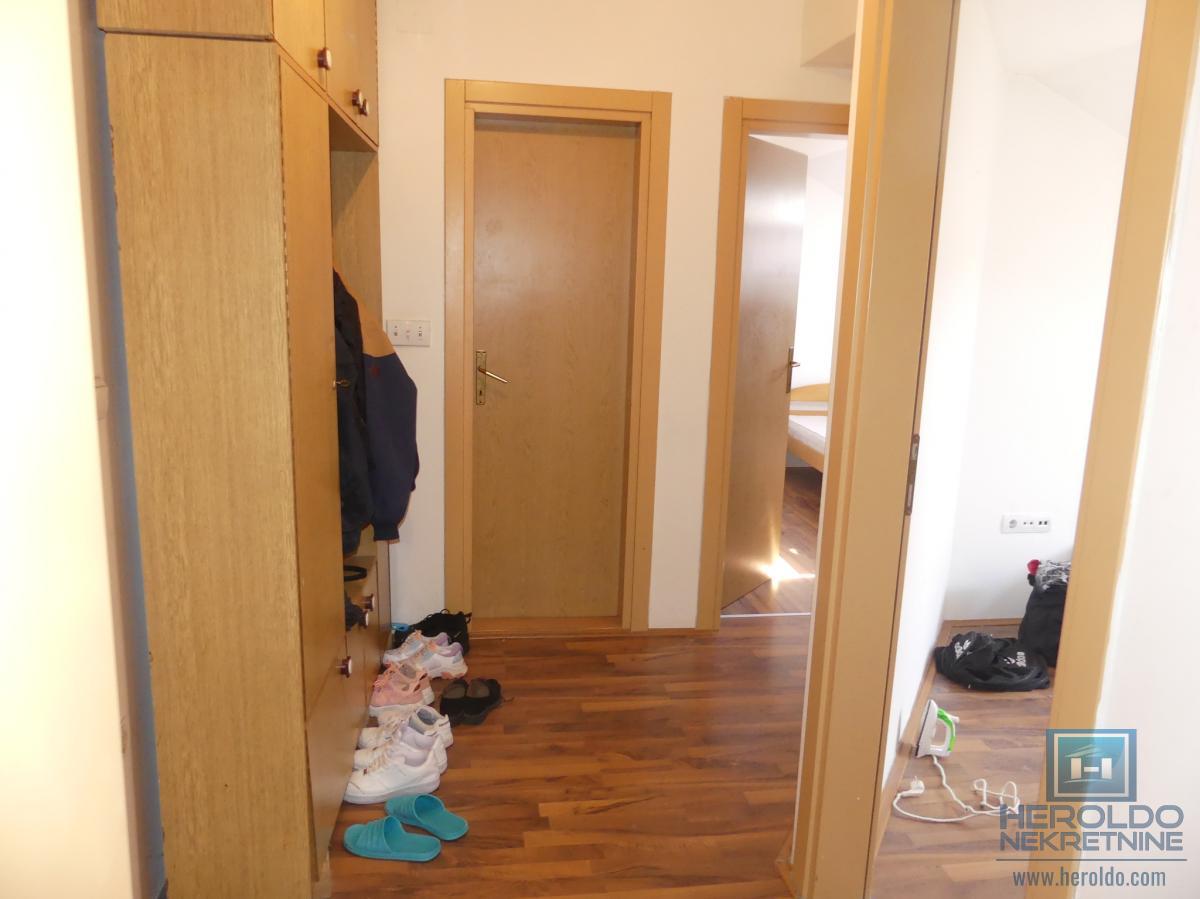 Dvosoban stan sa nameštajem površine 68m2 u naselju Levač 5