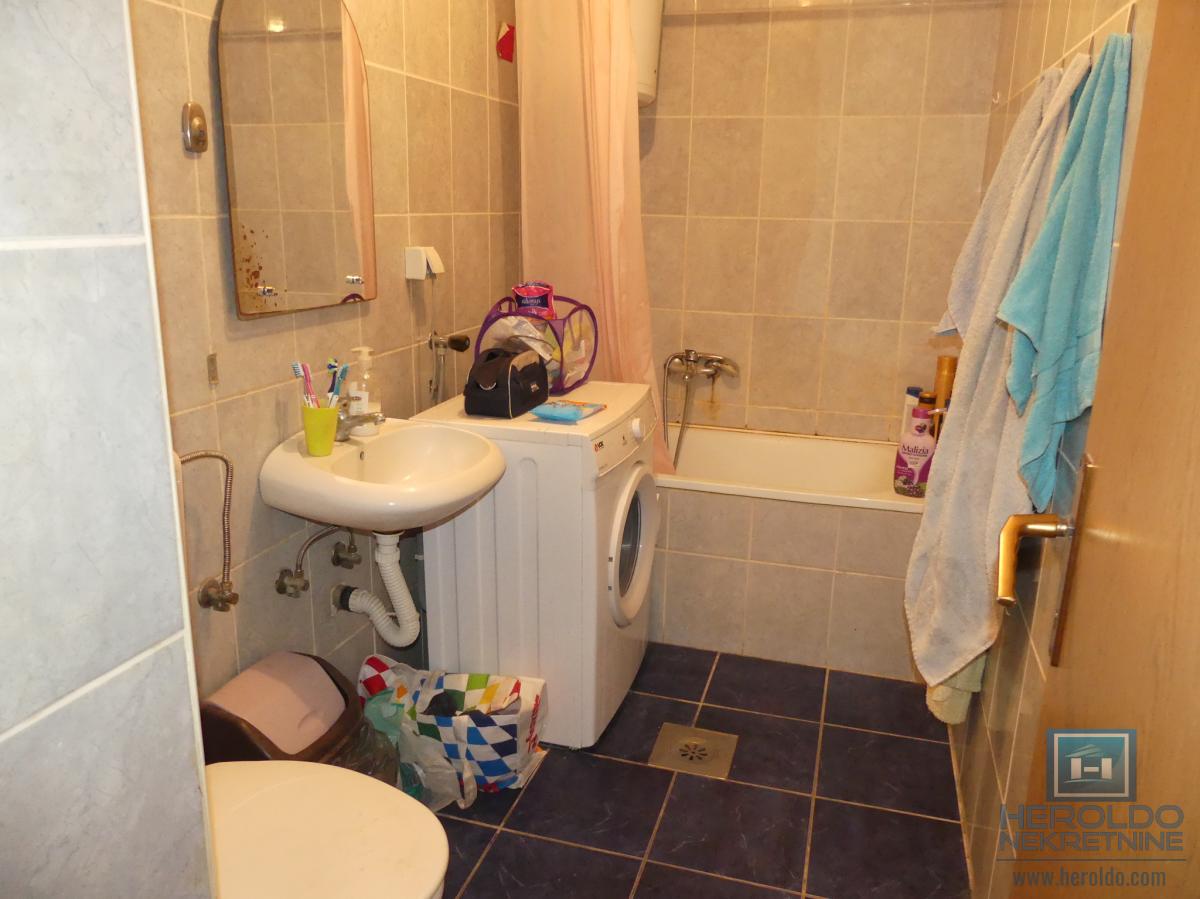 Dvosoban stan sa nameštajem površine 68m2 u naselju Levač 8