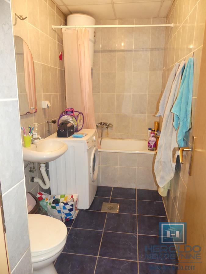 Dvosoban stan sa nameštajem površine 68m2 u naselju Levač 9