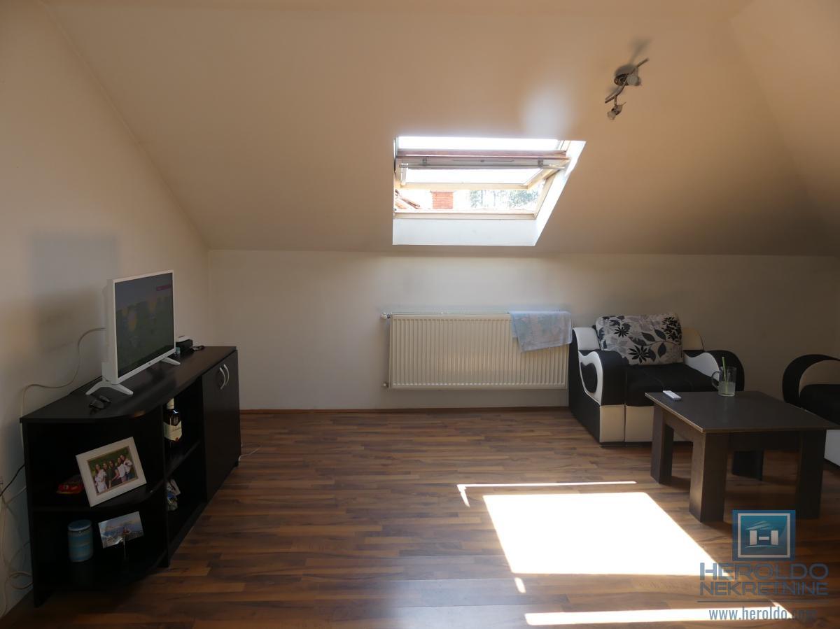 Dvosoban stan sa nameštajem površine 68m2 u naselju Levač 2